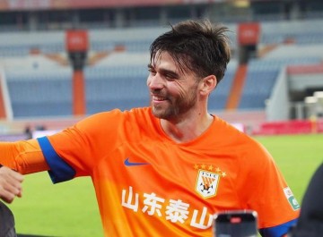 半岛体育APP-大连英博留队中锋仅用一场热身赛，就用进球征服球迷，值得期待