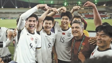 半岛体育官方网站-安东尼奥：站在楼顶假装跳，等人多了往下尿