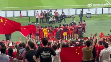 半岛体育APP-最佳第十二人！决赛后U23国足队员与现场球迷合影留念